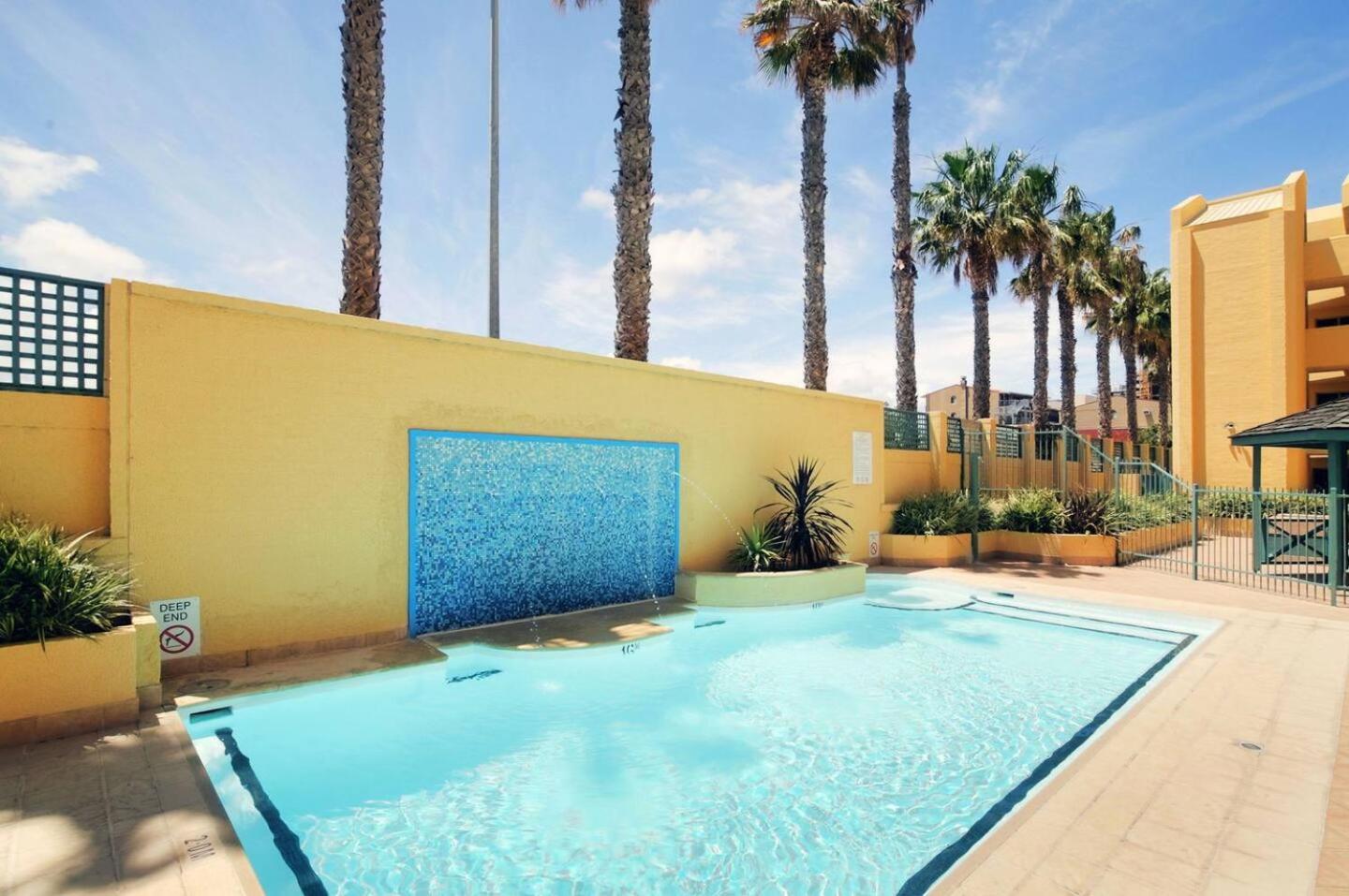 פרת'' Sandcastles Beachfront Luxury Retreat Apartment מראה חיצוני תמונה